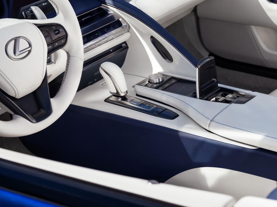 Детали интерьера Lexus LC500 Convertible 2020 года  (NA) (фото 14 из 42)